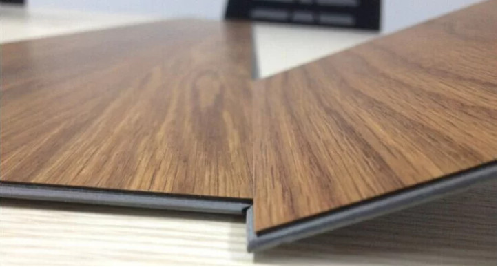 Sàn nhựa hèm khóa là loại sàn nhựa sử dụng công nghệ hèm khóa ghép nối với nhau giống như sàn gỗ. Đây là công nghệ vật liệu lát sàn mới nhất hiện nay khắc phục những nhược điểm của sàn gỗ truyền thống như cong vênh, co ngót.., 