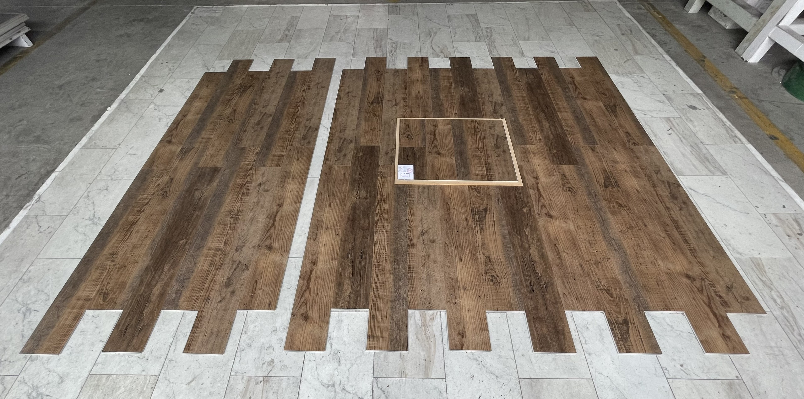 Hàng việt Nam xuất khẩu Code: 1012  KT: 1220 x 183 X 5.0mm ( 1.0mm Gỗ  Mềm) – Vân gỗ tự nhiên dập nổi nhám nhẹ chống trơn trượt  – Chủng loại: Sàn nhựa SPC hèm khóa