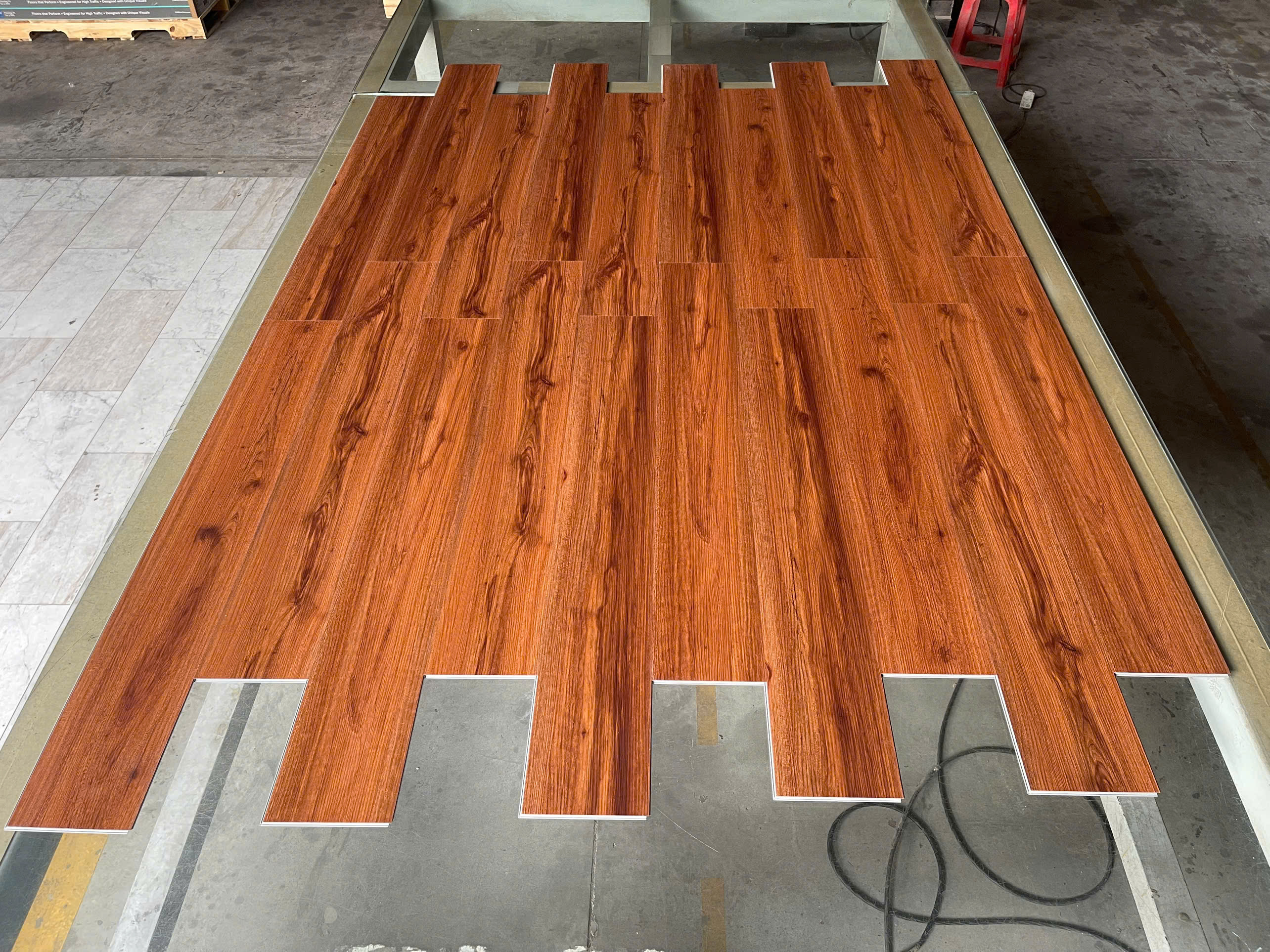Hàng Việt Nam xuất khẩu  Code: UV931758CS KT: 1220 x 182 x 5.0 mm (1.0mmGỗ Mềm)  – Vân thảm tự nhiên dập nổi nhám nhẹ chống trơn trượt  – Chủng loại: Sàn nhựa SPC hèm khóa