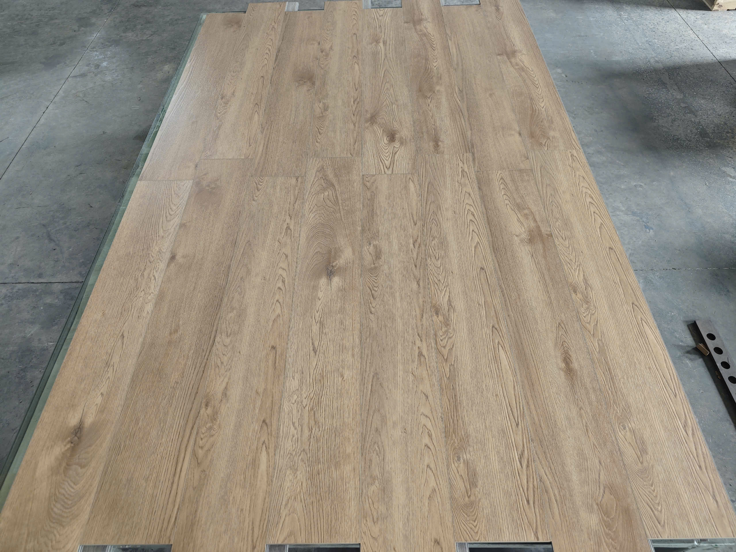Hàng Việt Nam xuất khẩu Code: YY-357CB KT: 1220 x 183 x 5.0 mm (1.0mm IXPE) – Vân gỗ tự nhiên dập nổi nhám nhẹ chống trơn trượt  – Chủng loại: Sàn nhựa SPC hèm khóa